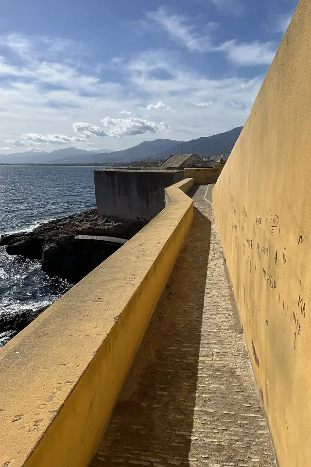 Le chemin de ronde jaune de la citadelle de Bastia, au-dessus des rochers et de la mer