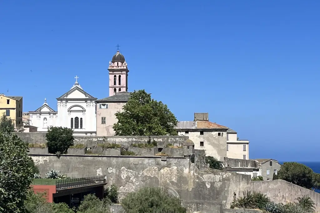 Les remparts de la citadelle de Bastia, dominés par le clocher de la cathédrale Sainte-Marie