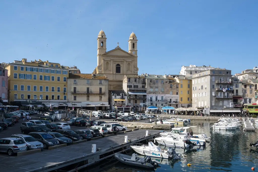 Le Vieux-Port de Bastia, ses façades ocre et l'église Saint-Jean-Baptiste avec ses deux clochers